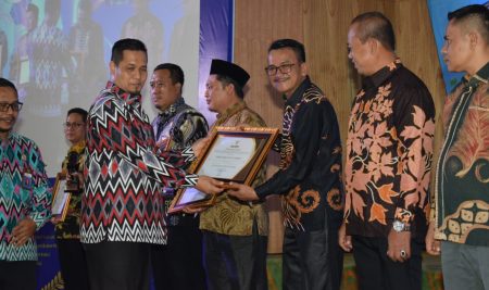 DPRD Sambas Terima Anugerah KIP 2022