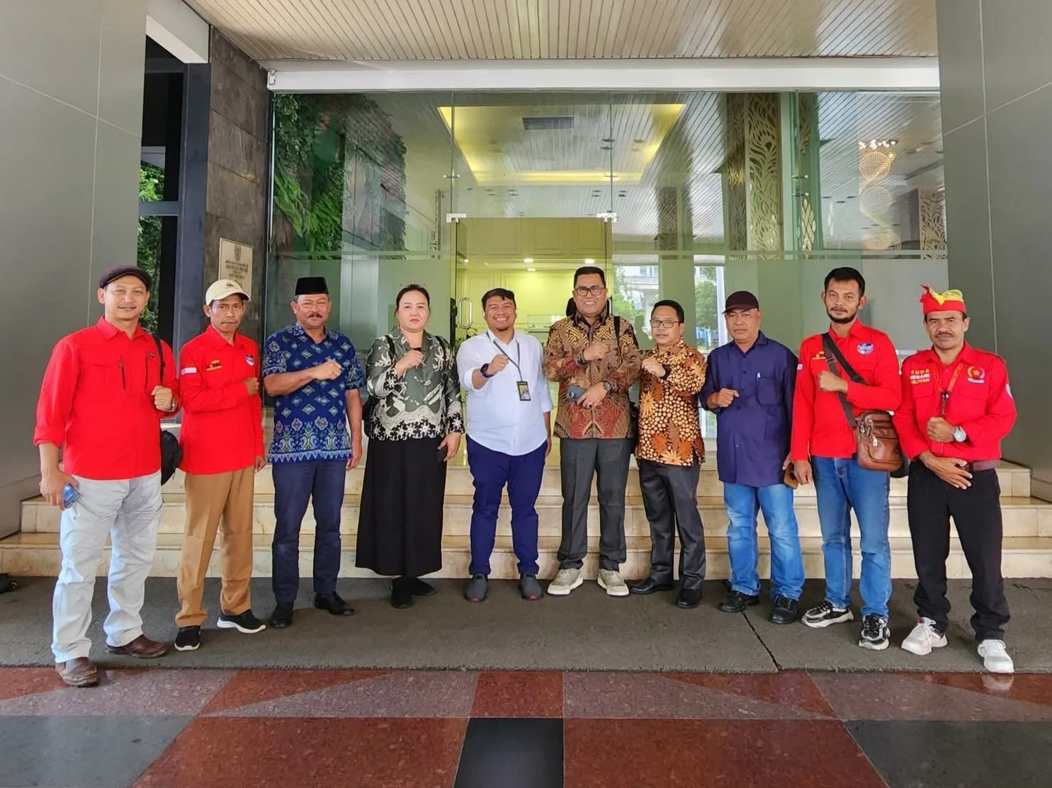 You are currently viewing Perjuangan Hak Buruh, DPRD Sambas datangi Kemenaker RI