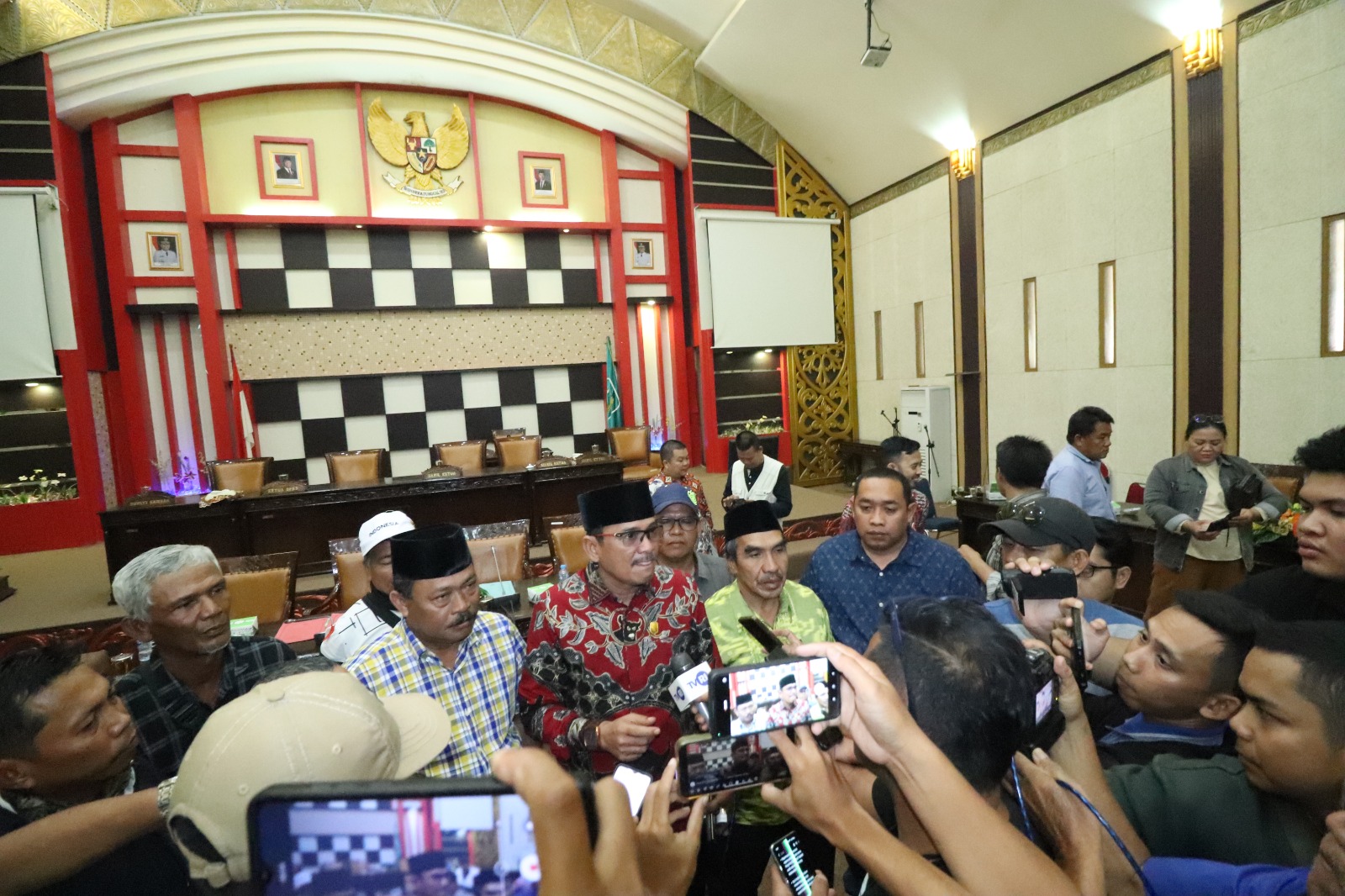 Read more about the article DPRD Sambas Sambut Audiensi Aliansi Gempar