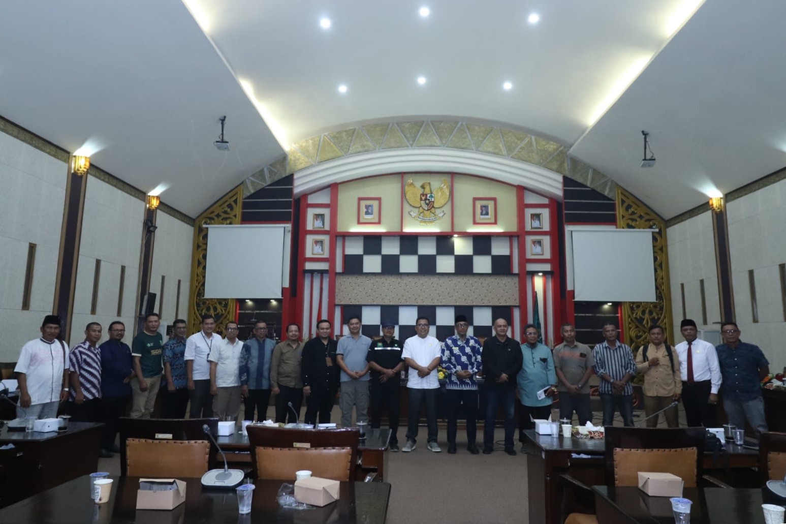 Read more about the article DPRD Sambas Komitmen Perjuangkan Kepentingan Tukang dan Kontraktor Lokal