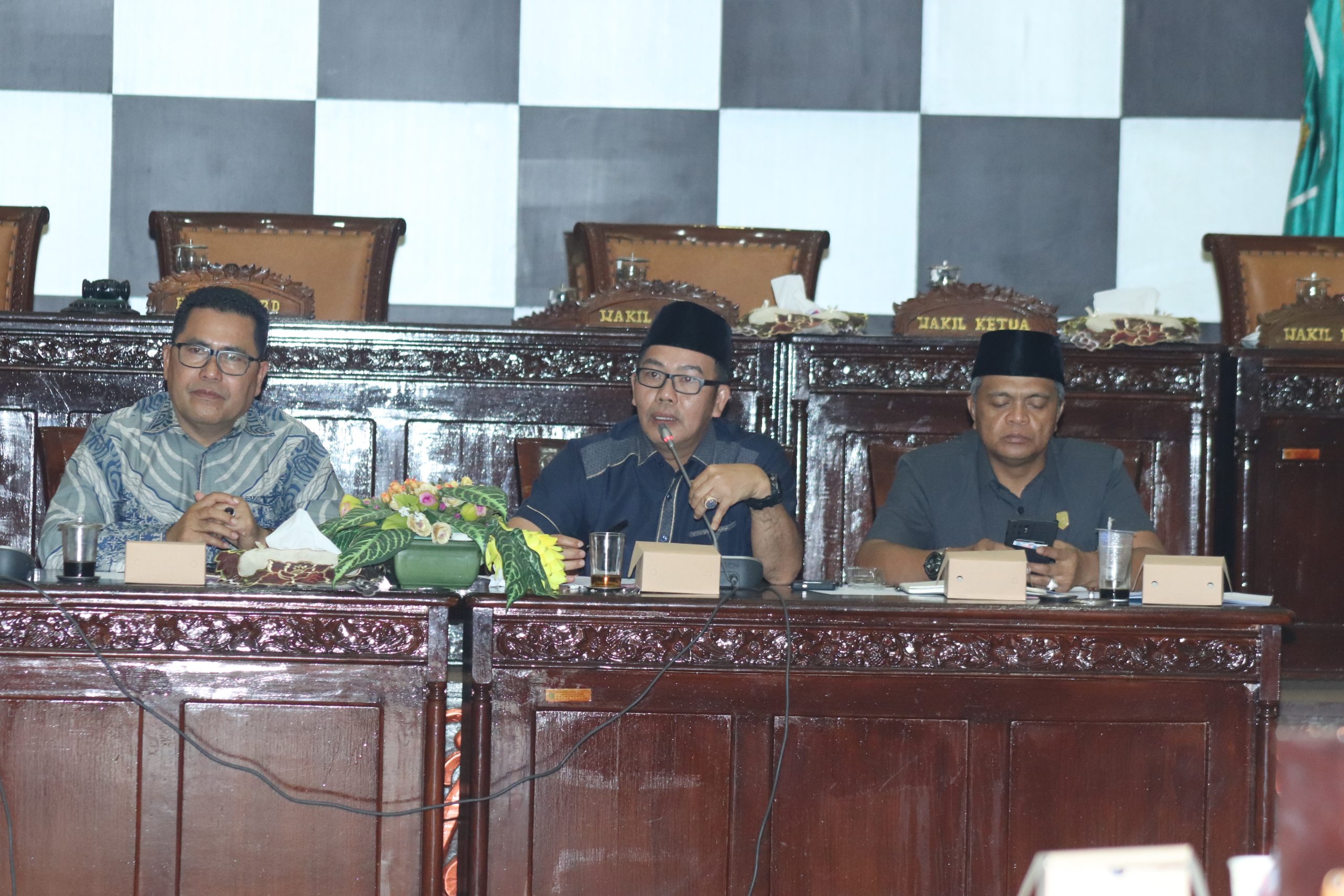 You are currently viewing DPRD Sambas Gelar Hearing Peduli Kesejahteraan Honorer Pendidikan