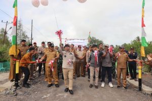 Read more about the article Ketua DPRD Apresiasi Peresmian Ruas Jalan dan Penyerahan Bantuan Handsprayer