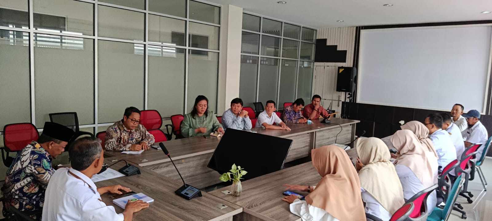 You are currently viewing DPRD Sambas laksanakan Konsultasi ke Dinas Perkebunan dan Peternakan Provinsi Kalbar