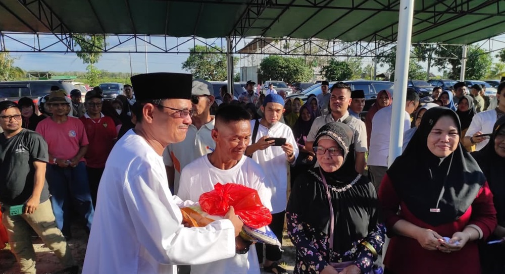 Read more about the article DPRD Sambas Apresiasi Kehadiran Wagub Kalbar dalam Safari Ramadan dan Pasar Murah di Tekarang