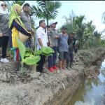 DPRD Sambas tinjau lokasi Permasalahan Jalan Permukiman Desa Segarau Parit