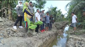 Read more about the article DPRD Sambas tinjau lokasi Permasalahan Jalan Permukiman Desa Segarau Parit
