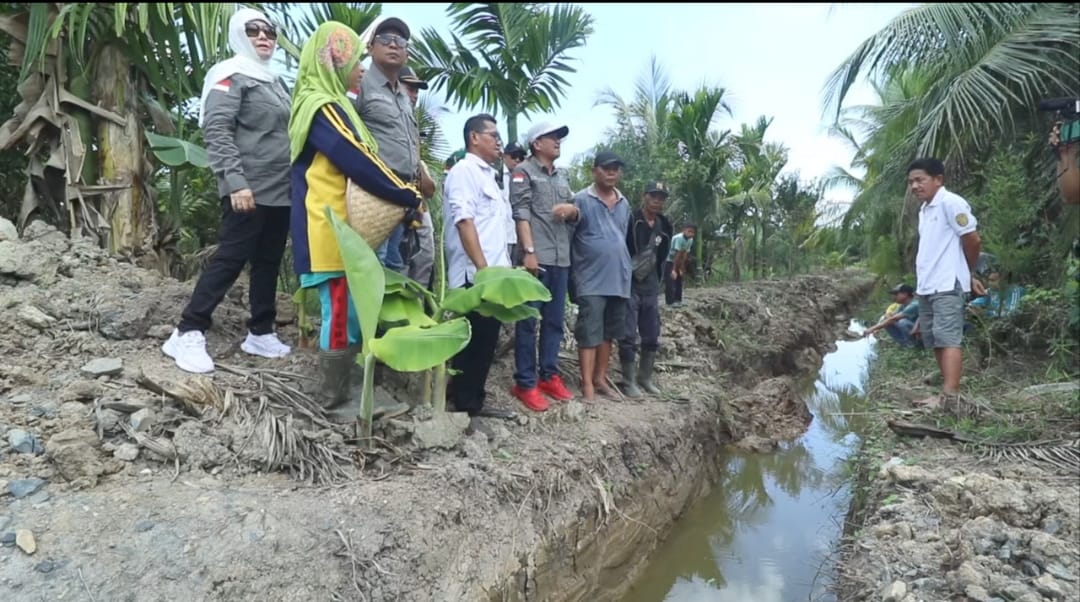 DPRD Sambas tinjau lokasi Permasalahan Jalan Permukiman Desa Segarau Parit