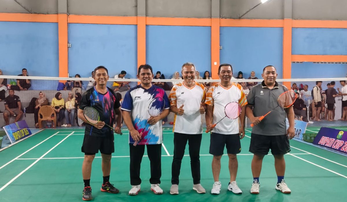 Figo-Jeni Menang Tipis atas Wabup-Asisten I dalam Laga Eksibisi Bulutangkis
